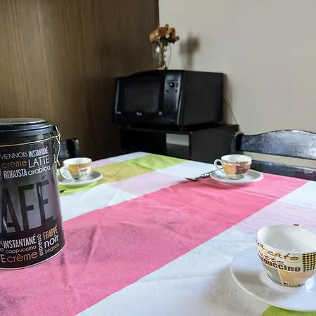 Fauvettes Dans La Maison De Proche Poitiers