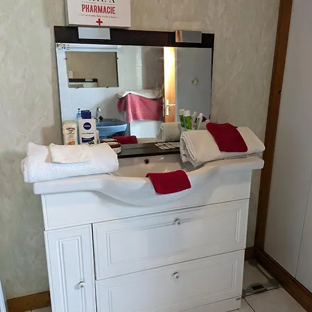 Fauvettes Dans La Maison De Proche Poitiers *