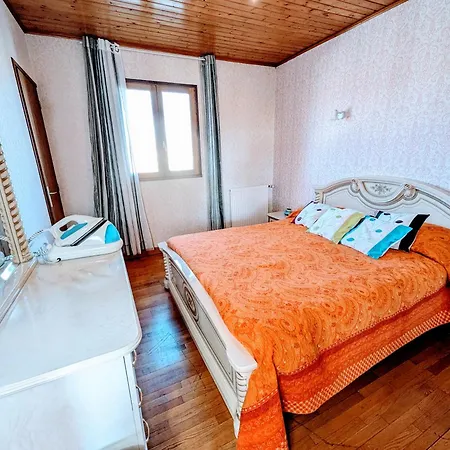 Fauvettes Dans La Maison De Proche Poitiers